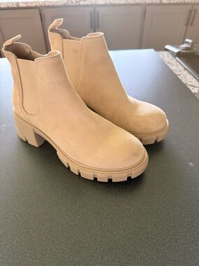 Steve Madden Chelsea Lug Sole Ankle Boots in Beige